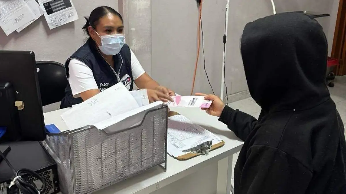 En los centros de salud, se realiza el proceso de documentación y exploración clínica, previo a la cita para realizar la mastografía