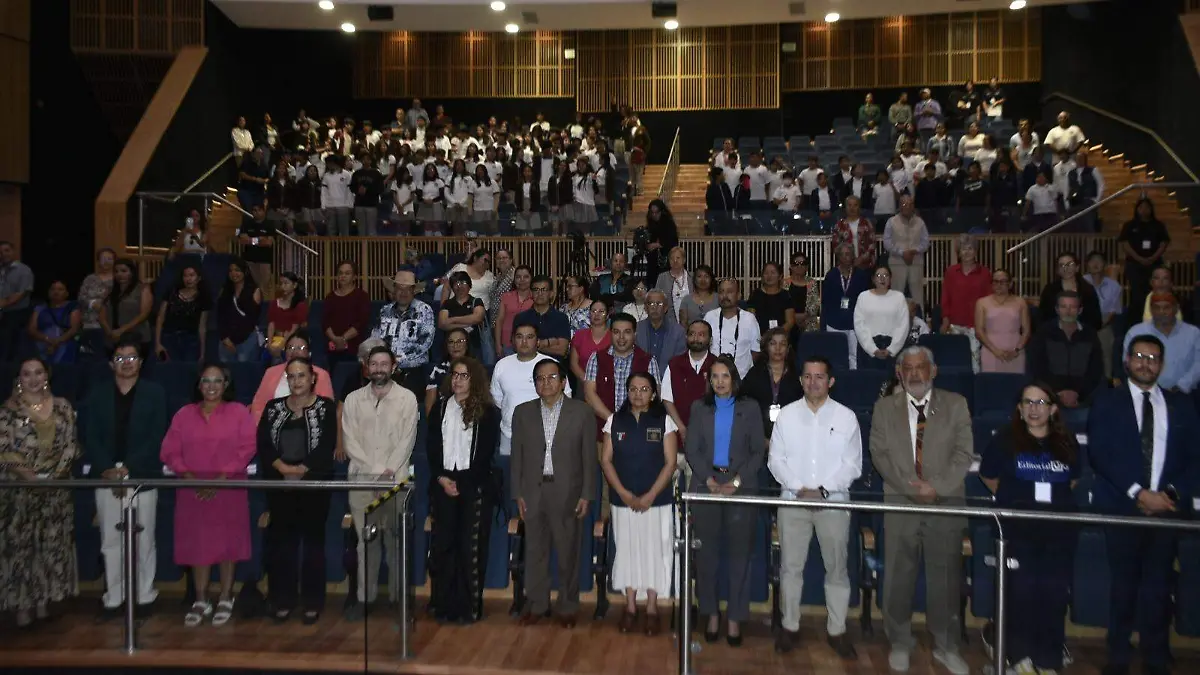 Invitados especiales, estudiantes y público en general acudió al evento de apertura.