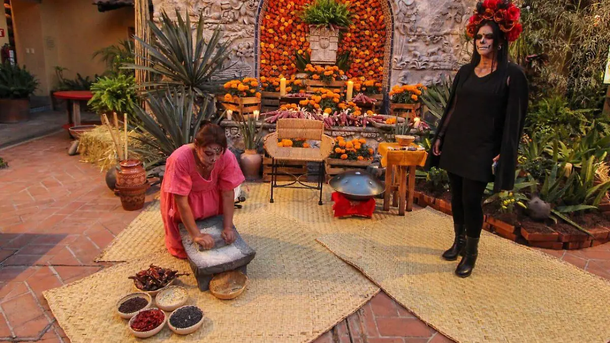 Hotel Boutique Hacienda El Santuario celebra la tercera edición del festival coloreando la muerte con hermosos altares colmados de flores y semillas dan vida a la ofrenda.
