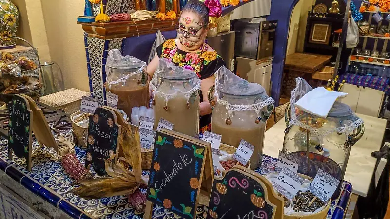 Noemí López rescata sabores tradicionales como el pozol blanco y el cacahuatoIe.