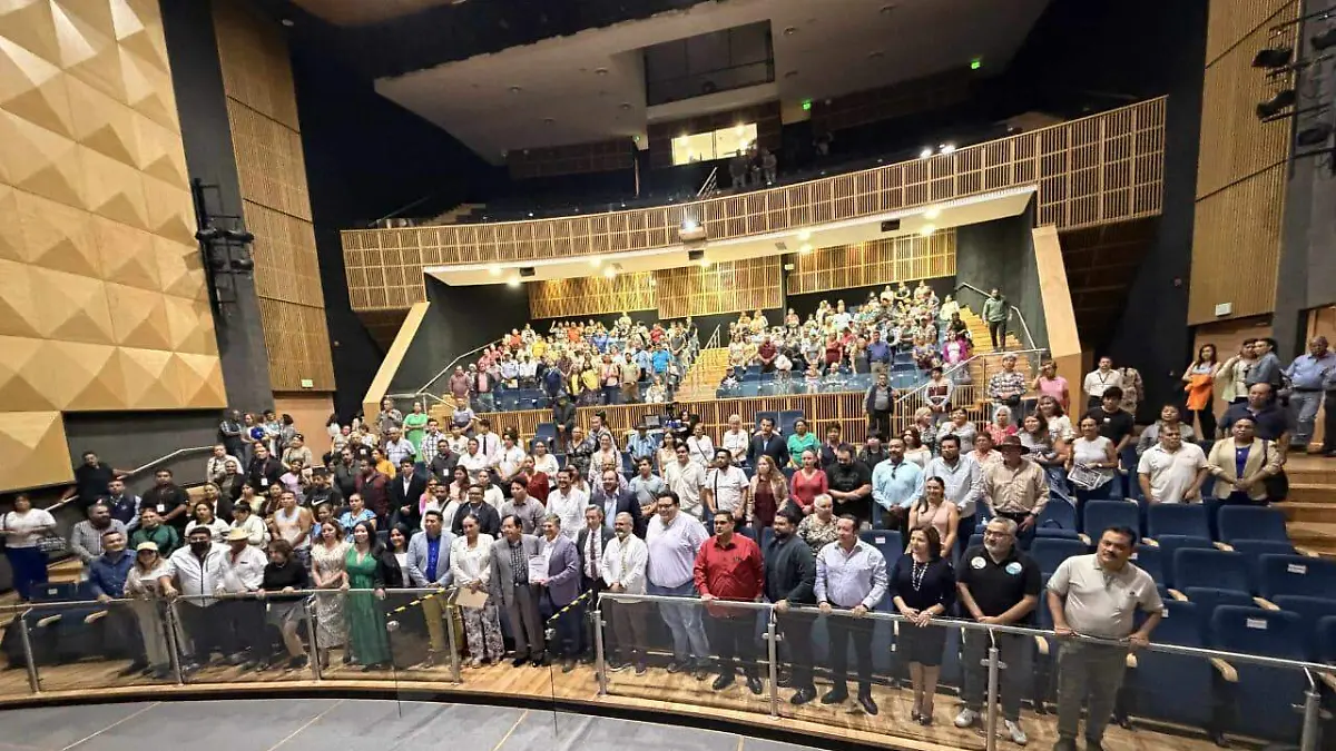 Ricardo Sheffield presenta su libro en el Teatro de la Ciudad, en Celaya