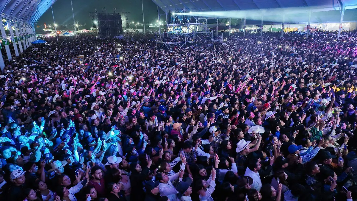 La explanada principal de la feria lució abarrotada durante el concierto gratuito del cantante sinaloense.