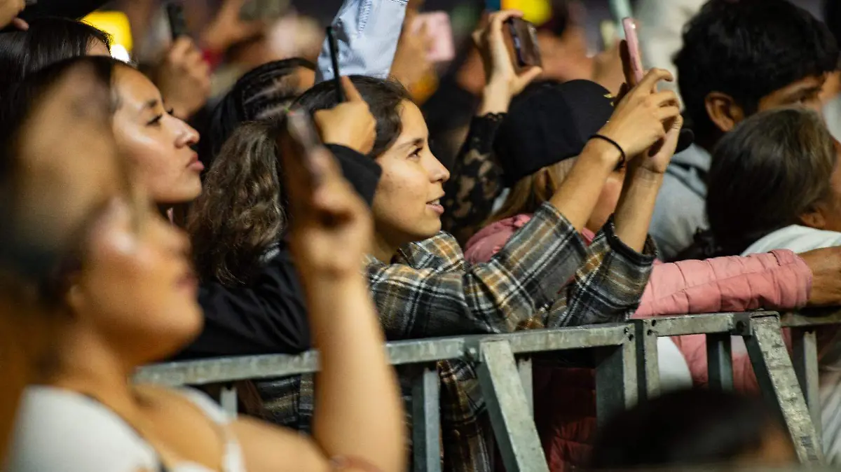 Miles de asistentes corearon “Chale” y “Tequila con limón” en una velada llena de energía.