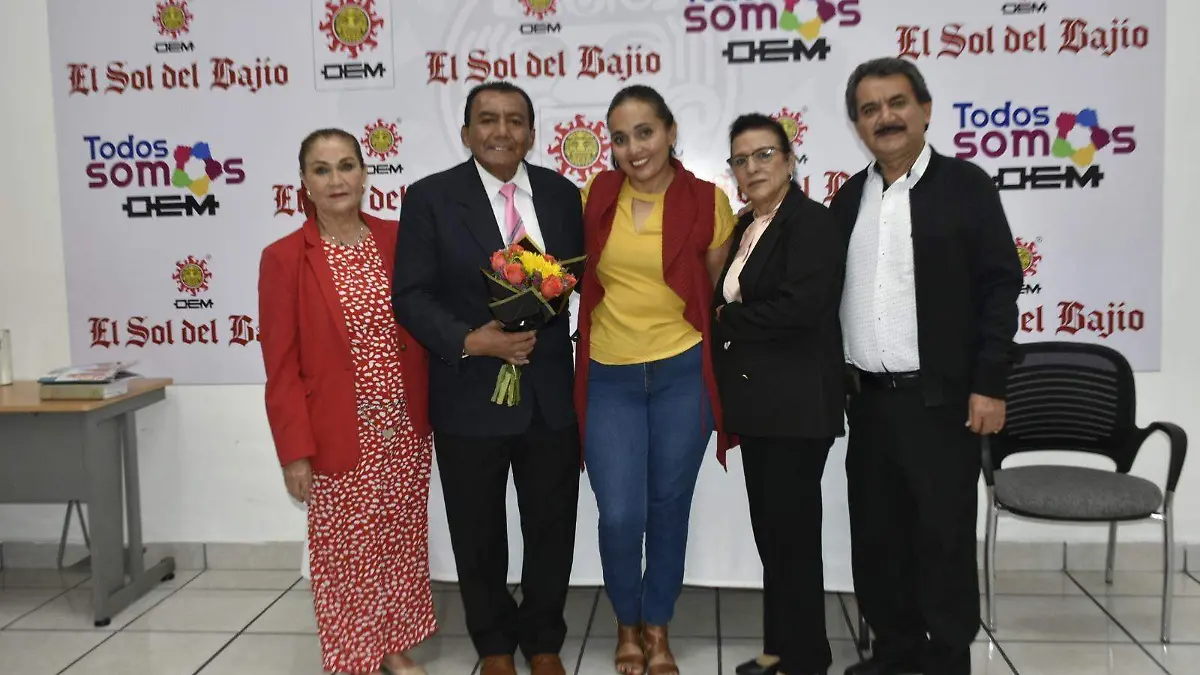 Antonio en compañía de su esposa, hija, hermano y cuñada.