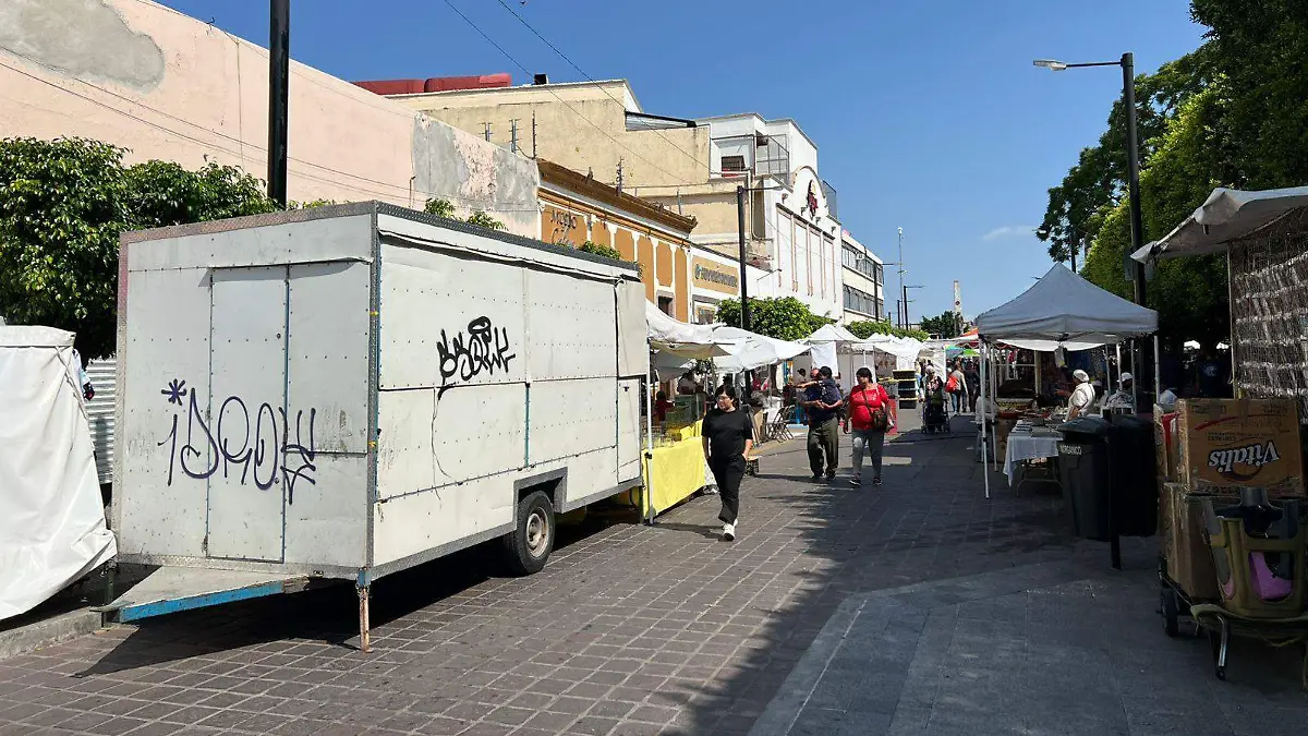 Haciéndose presente la verbena popular sobre la calle Calzada Independencia