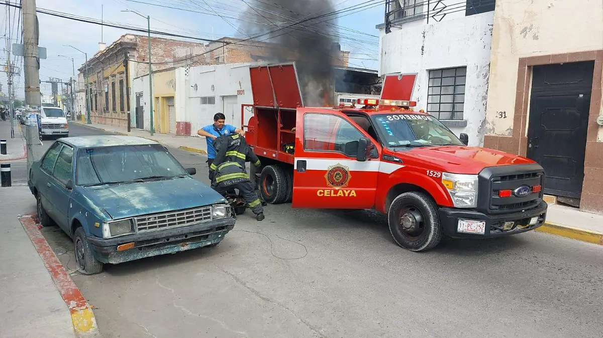 Bomberos llegaron al sitio para sofocar las llamas.