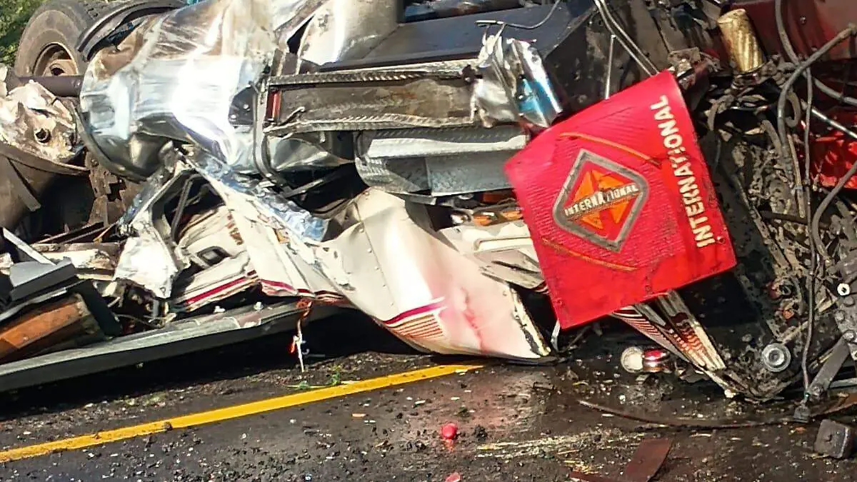 El trailer cargaba impermeabilizante