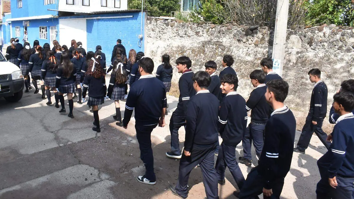 Centros escolares participaron el desfile conmemorativo. 