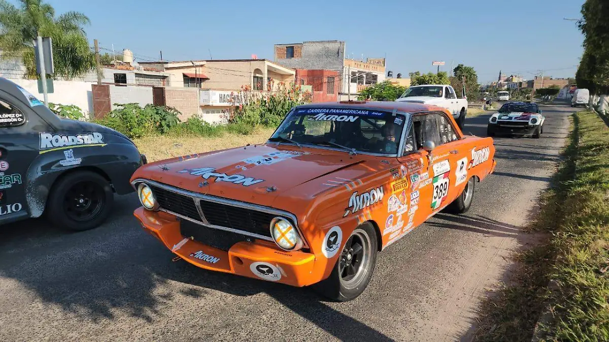 La gente salió a observar su paso por el centro de la ciudad.