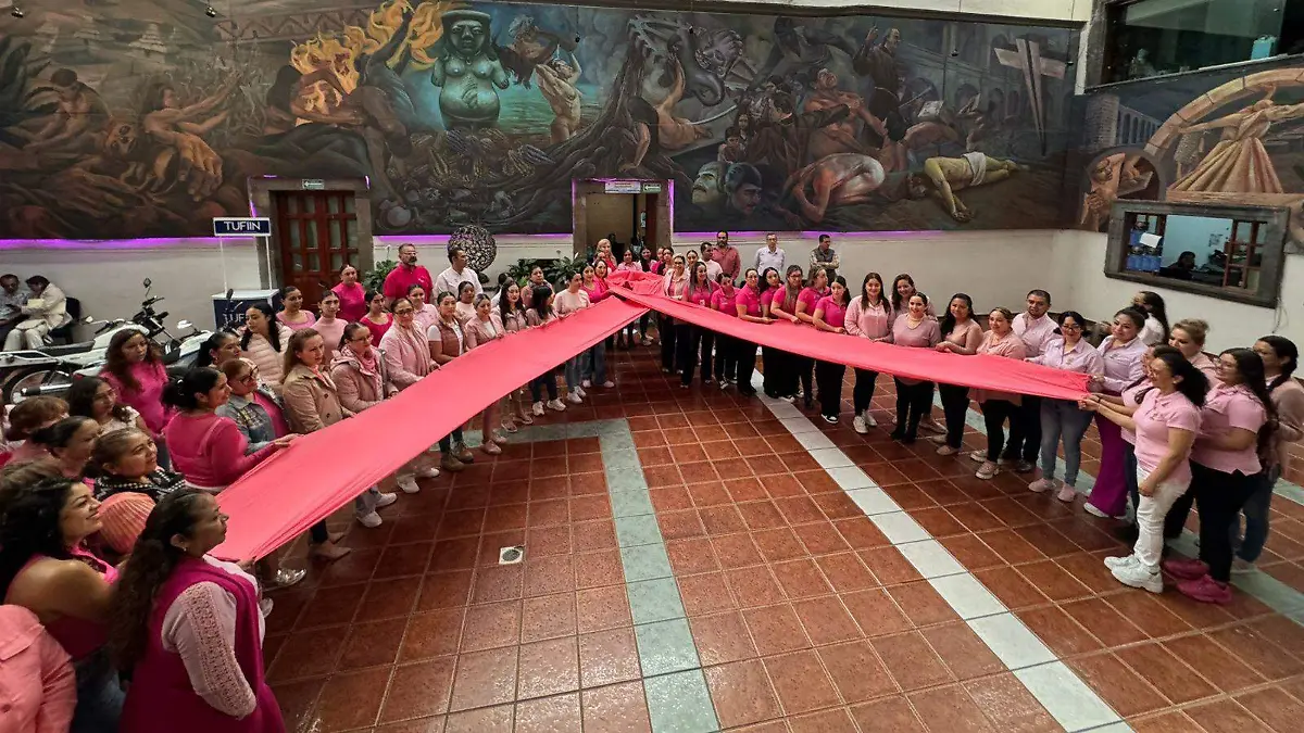 Realizan símbolo de la lucha contra el cáncer de mama