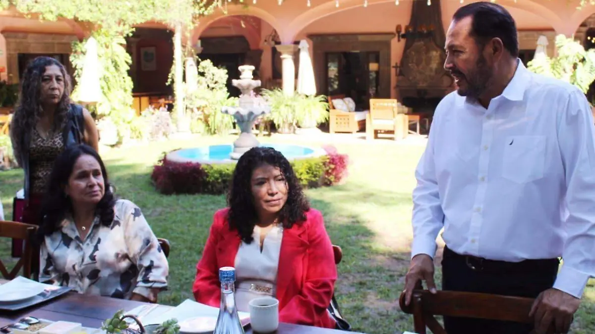 Autoridades educativas y docentes rindieron homenaje a la maestra Cony Olalde 