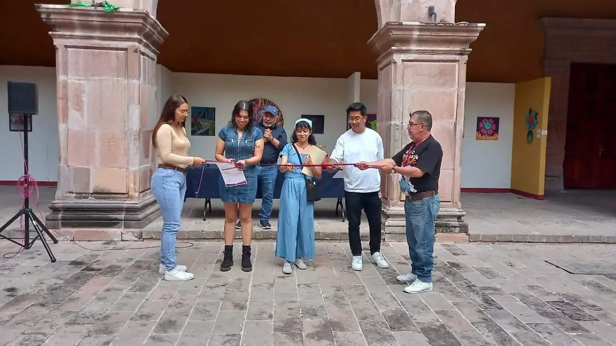 Corte del listón inaugural.