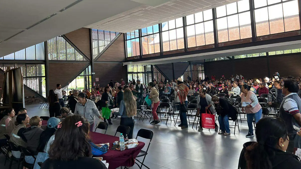Entrega de tarjetas, mujeres bienestar en las instalaciones del parque fundadores 450 en Celaya.