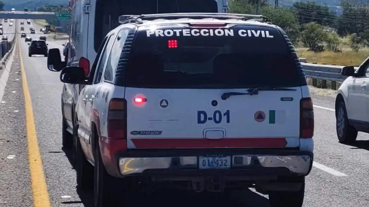 Vuelca camioneta con cervezas en la Apaseo el Alto-Querétaro (2)