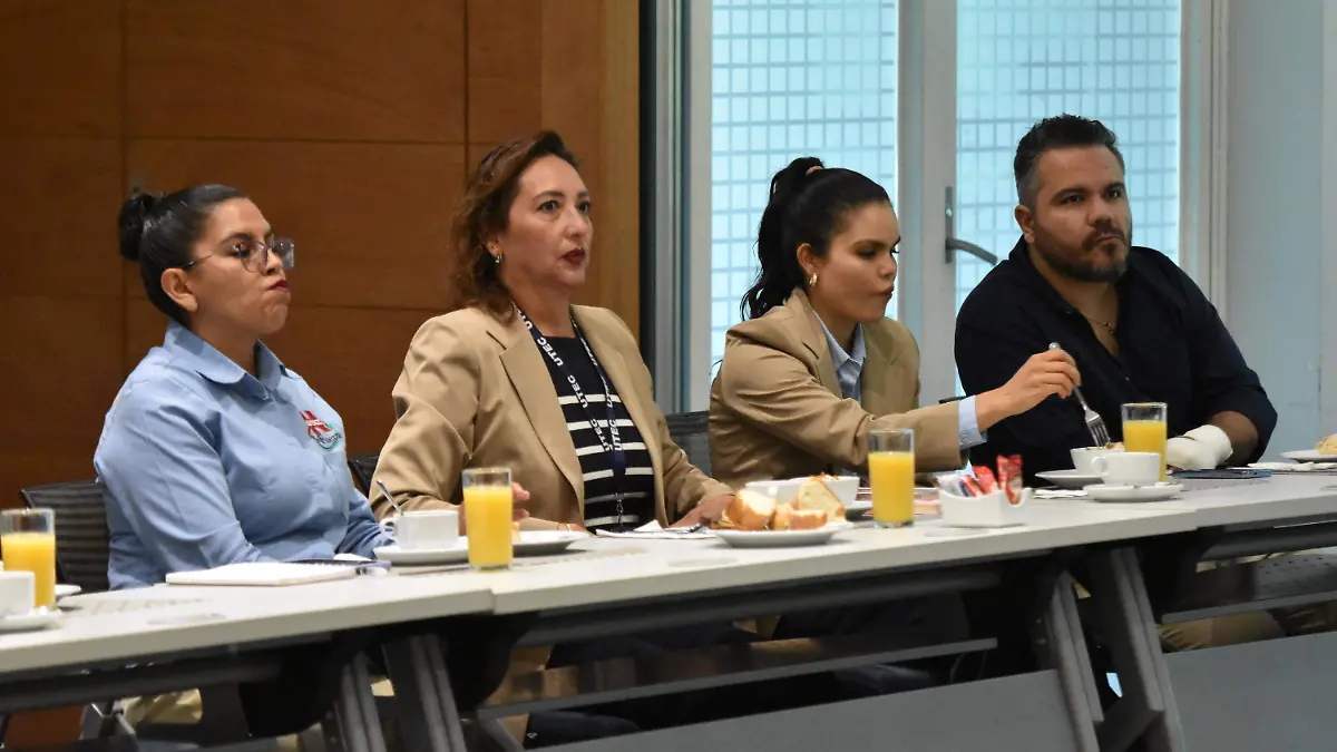 Los presentes mostraron interes en el tema.