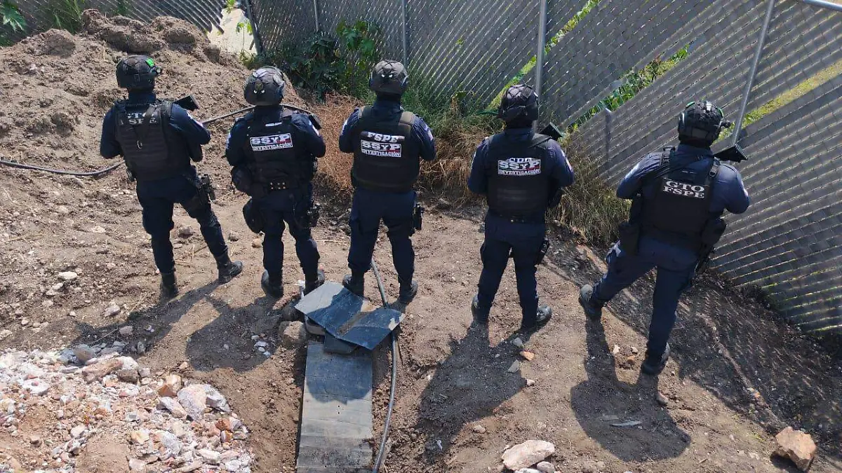 En el lugar se localizó y aseguró un contenedor metálico con capacidad de 30 mil litros que contenía líquido con características de combustible.