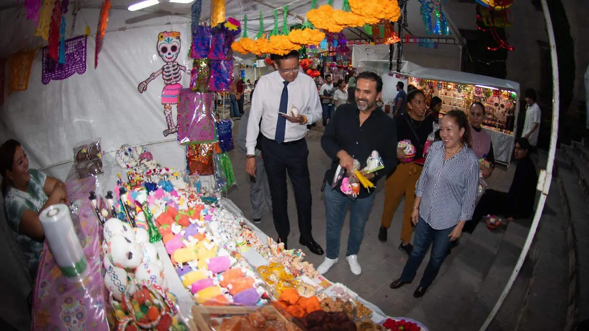 Autoridades municipales recorrieron los puestos de la feria del alfeñique que estará hasta el 3 de noviembre. 