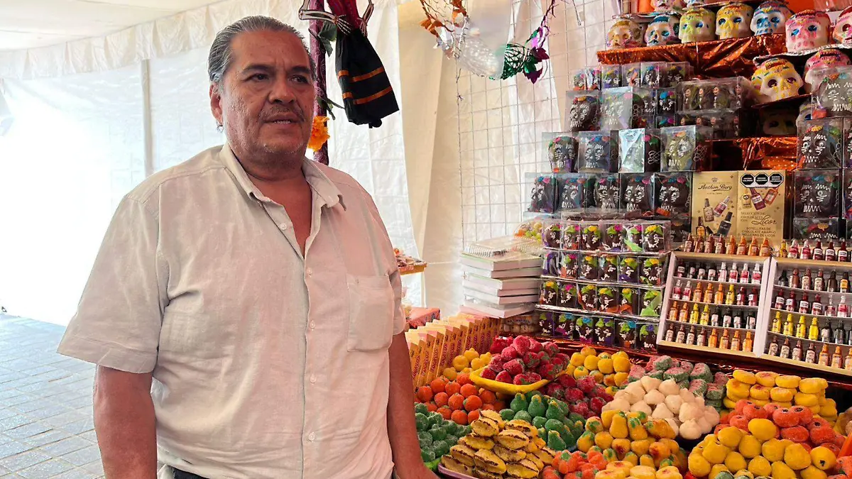 Jorge Baeza, con más de 50 años, en la elaboración de alfeñique y dulces tradicionales