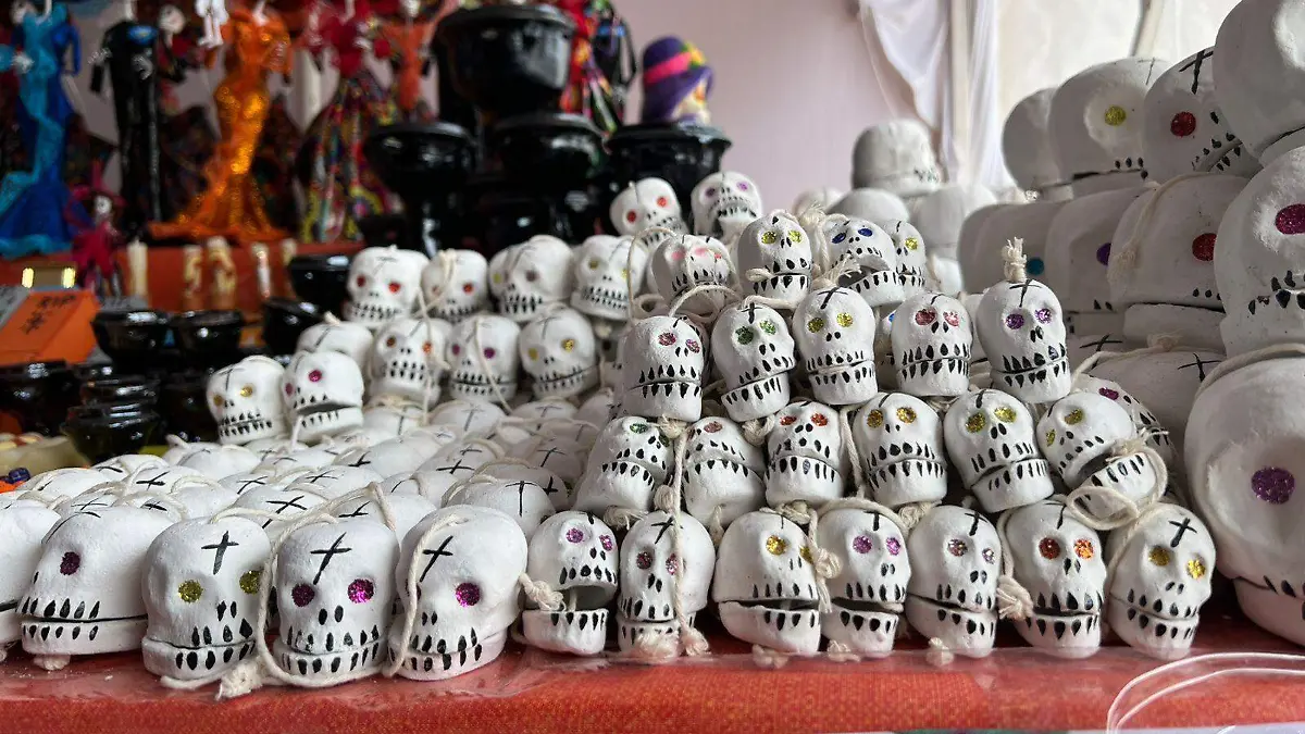 Puesto de Noé Sánchez, quien lleva 10 años, elaborando calaveritas de barro