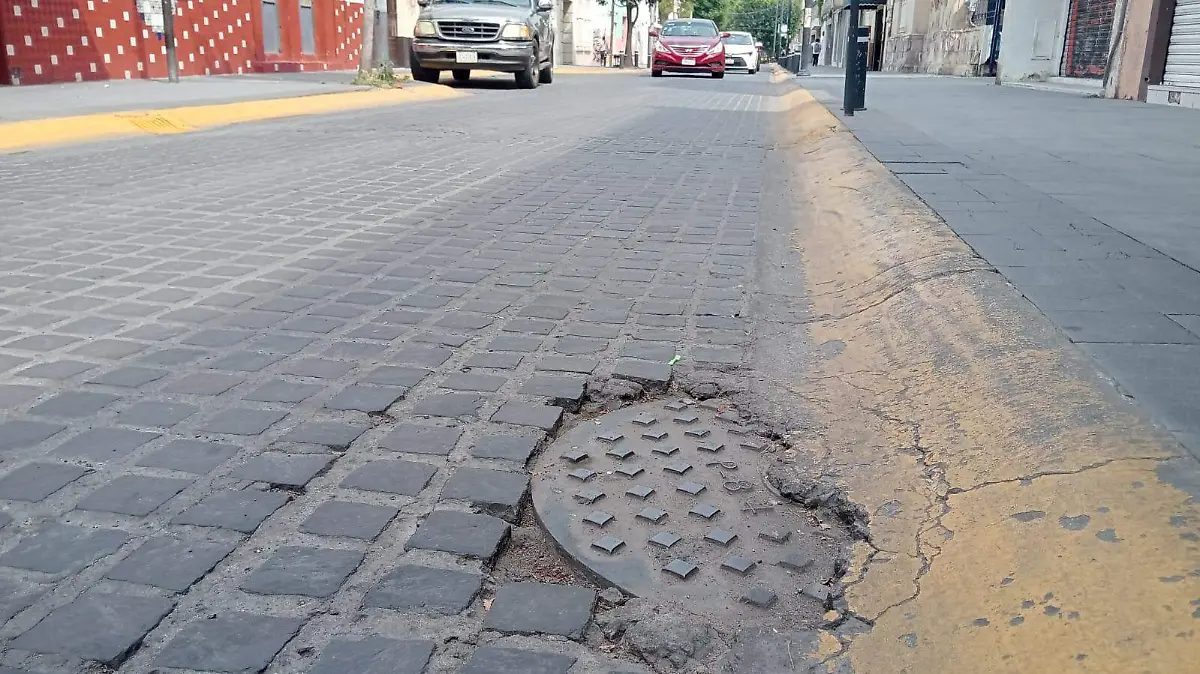 Mal estado de calles en Celaya arriesgan a peatones