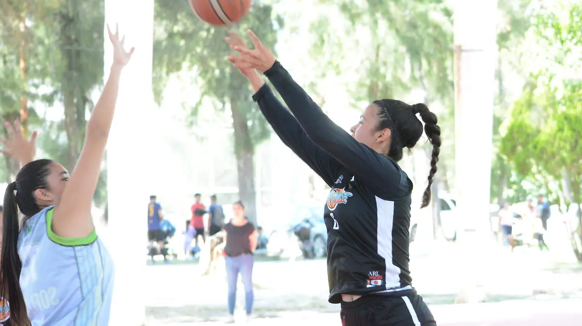 Alejandra Ayala, basquetbolista celayense (2)