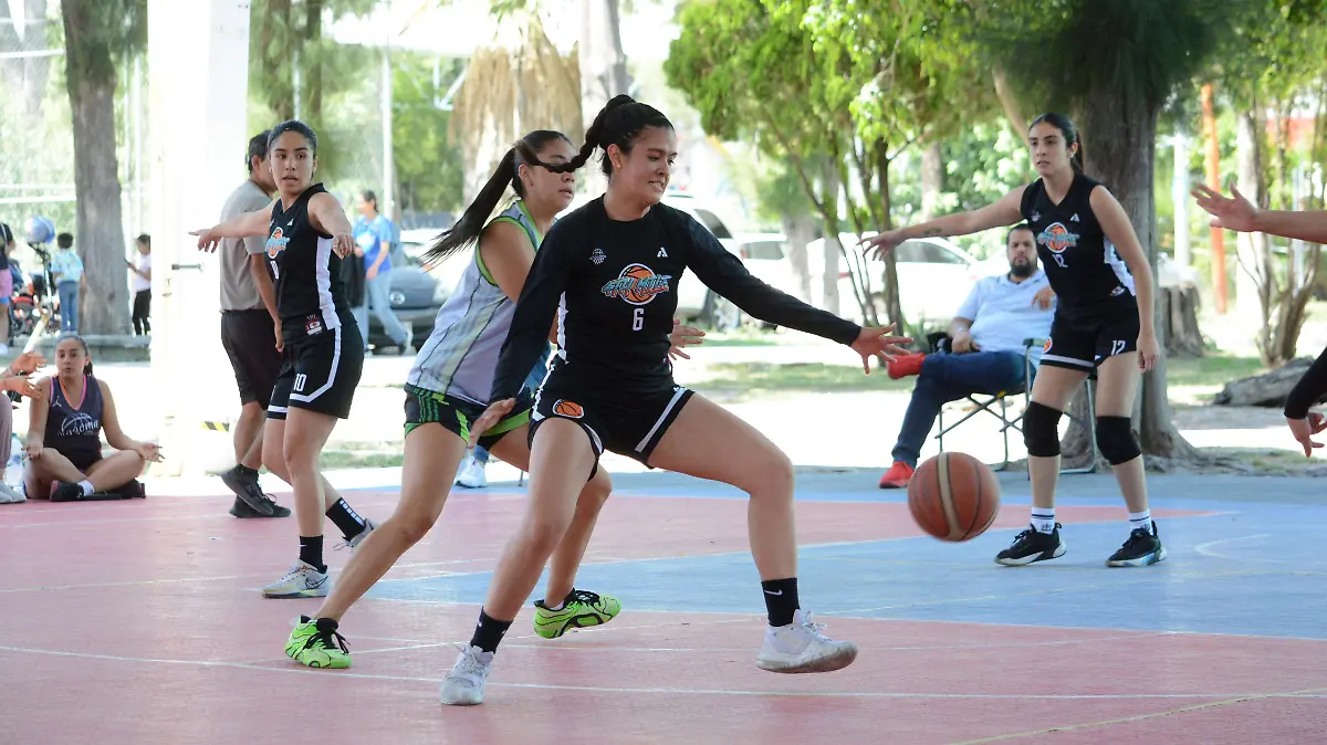 Alejandra Ayala, basquetbolista celayense