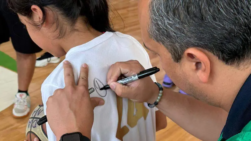 Omar Quintero en campamento de baloncesto en Celaya (5)