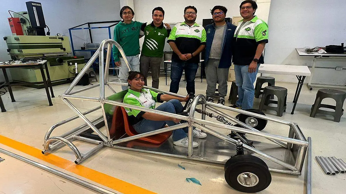 El equipo de MOVITEC en sus avances con el auto monoplaza eléctrico okis