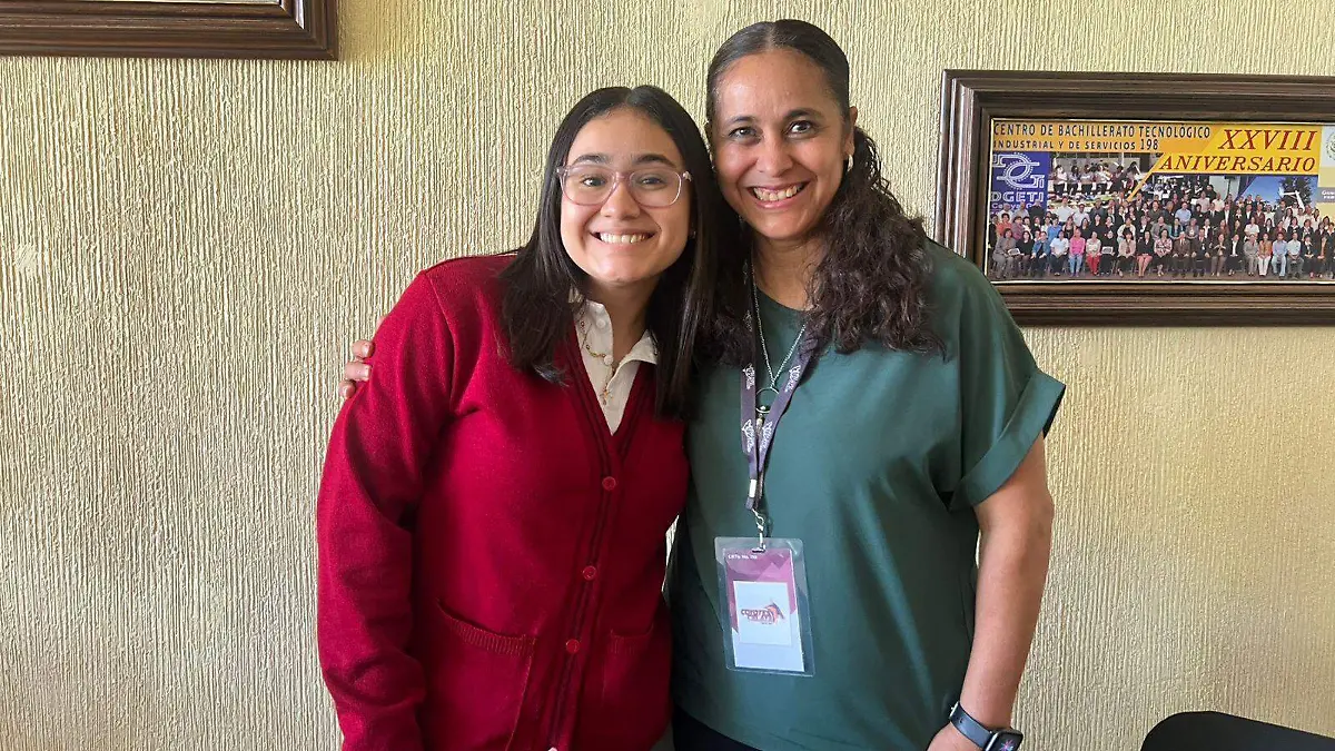 Nicole Patiño junto a su mamá norma Patiño, quienes platicaron la experiencia de la alumna en su estadía de 10 días en Japón