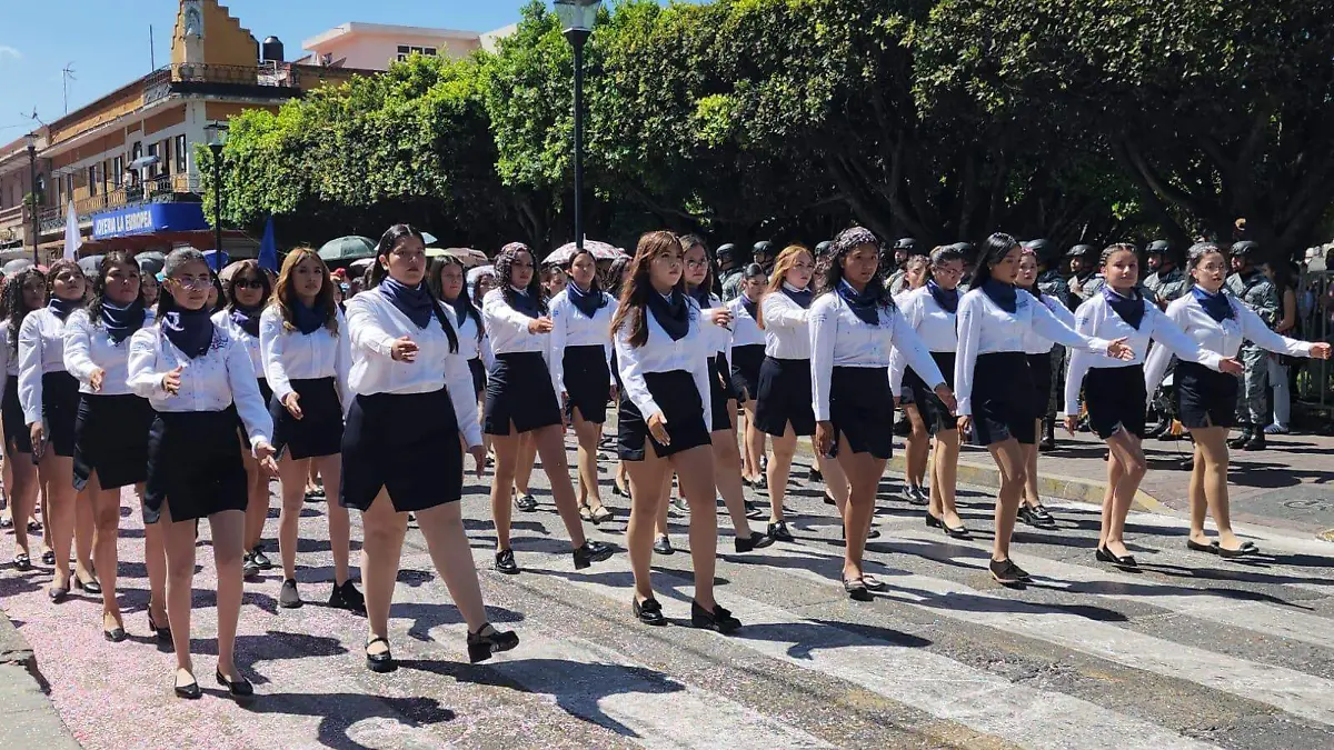 Miles de personas participaron en este desfile.