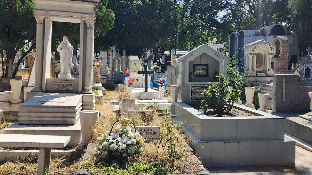 Realizan control larvario en panteones de Acámbaro (2)