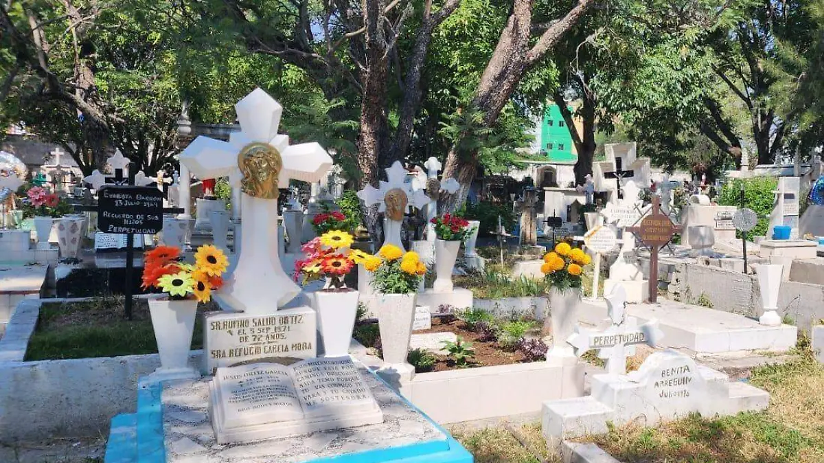 Realizan control larvario en panteones de Acámbaro (3)