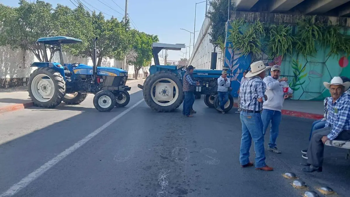 Seis tractores fueron suficientes para cerrar la avenida Irrigación y el bajo puente