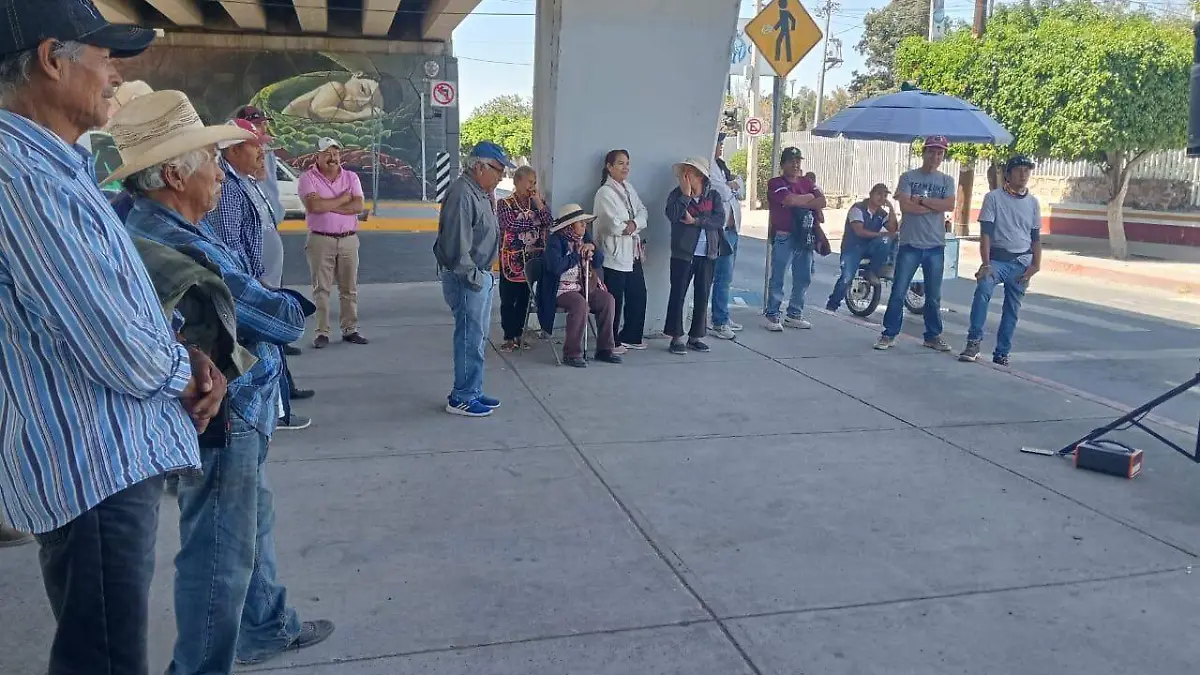 Pacientes, los productores agrícolas de distintas asociaciones esperan resultados de la Ciudad de México, para levantar o seguir el plantón frente a Sader
