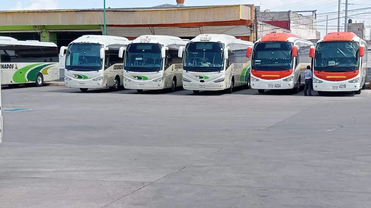 Siguen autobuses en el estacionamiento de la Central Camionera en espera a que se liberen todas las carreteras.