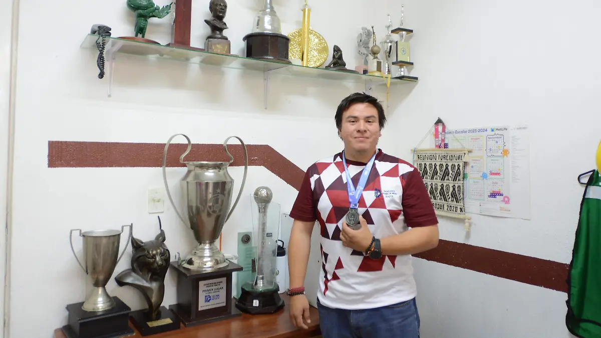 Pablo Israel Santa Cruz Jiménez, ganó presea de oro en taekwondo.