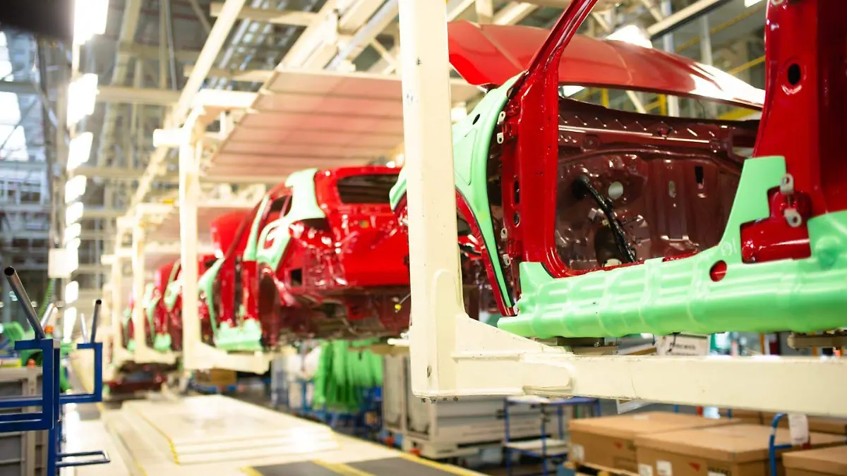 “Los ajustes de producción, que incluyen reducciones temporales o suspensiones de manufactura, iniciaron al final de octubre y continuarán durante el mes de noviembre, afectando actualmente a su Planta en Celaya, Guanajuato”, informaron esta tarde por medio de un comunicado.