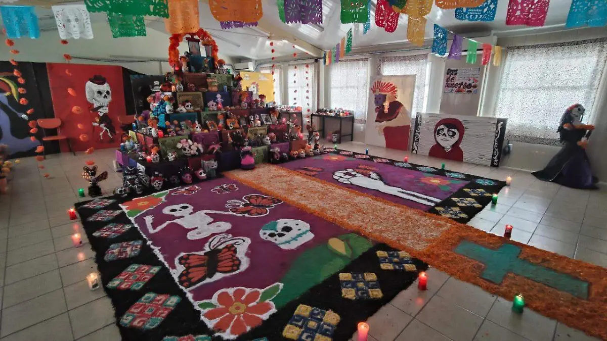 El altar se colocó en uno de  los salones de esta institución educativa.