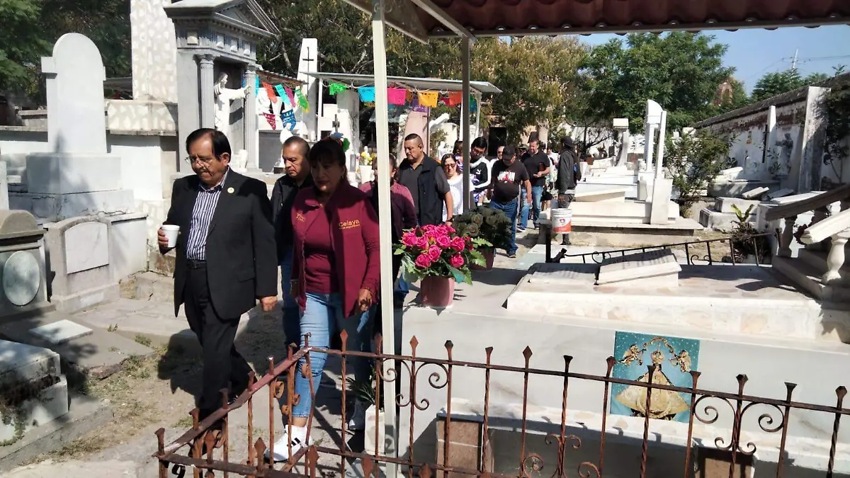 Entre cruces y tumbas camino el alcalde Juan Miguel Ramírez Sánchez después de inaugurar el mural en memoria a los difuntos
