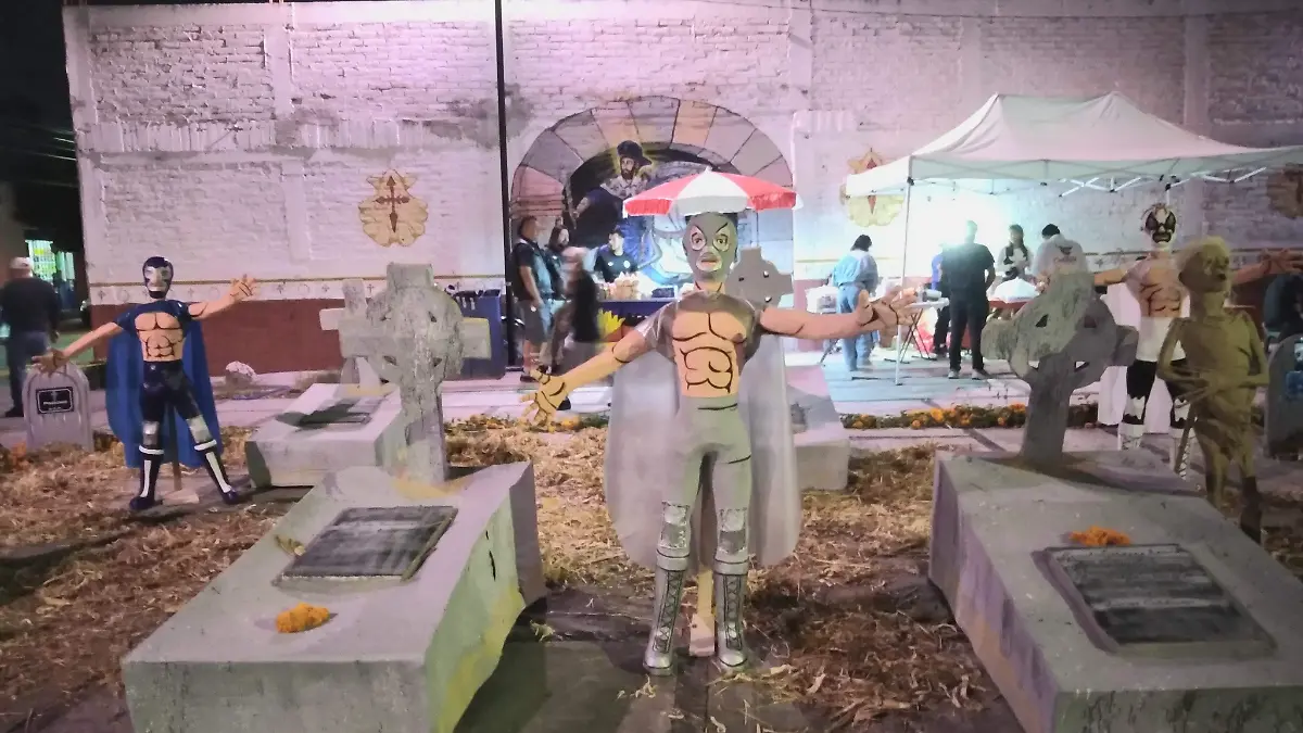El Santo, Blue Demon y Mil Máscaras fueron las figuras de la ofrenda de Día de Muertos.