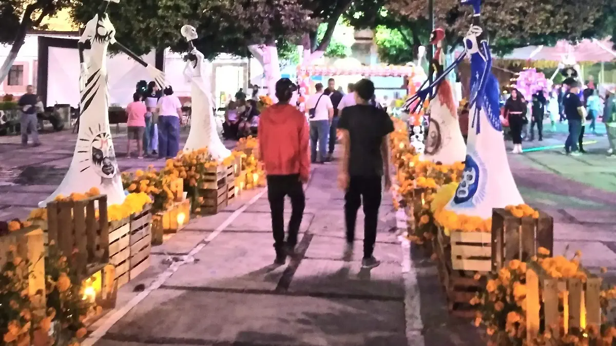 Mega ofrenda de Día de Muertos en Barrio de Santiaguito