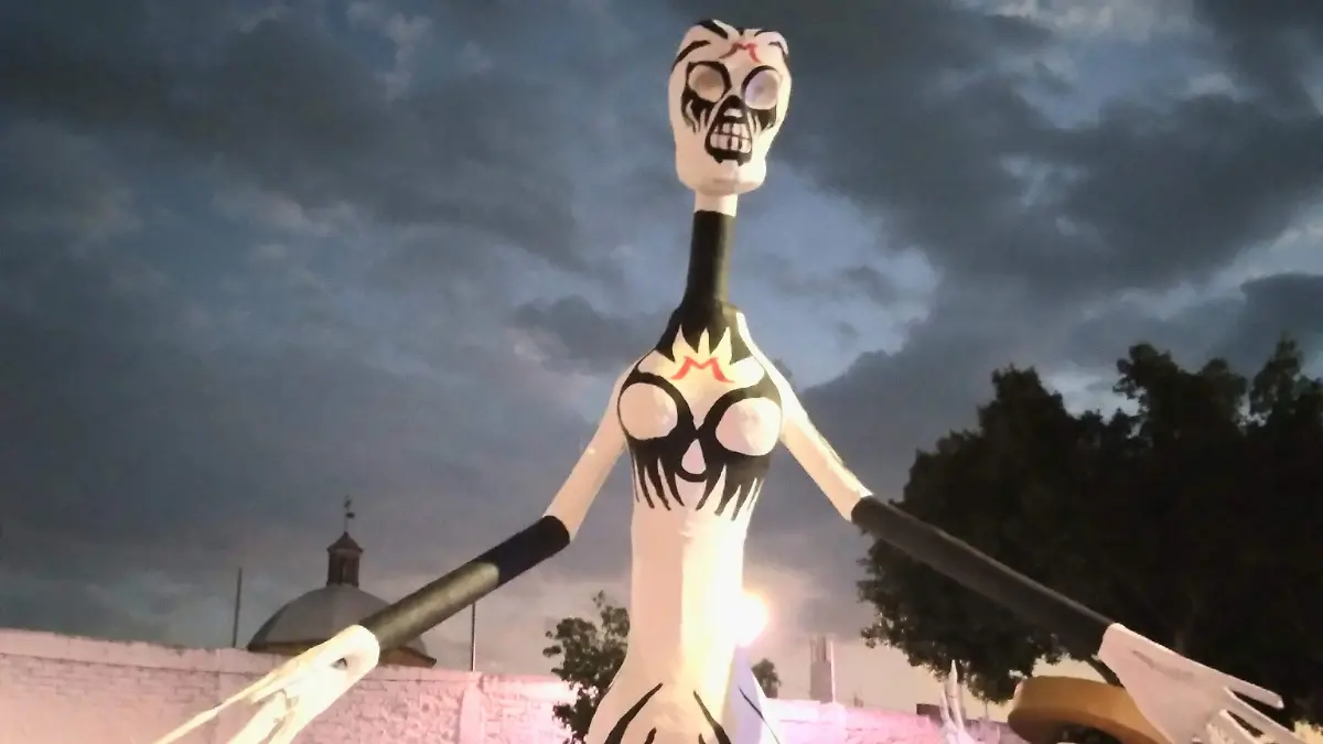 Catrinas adornaron atrio del templo de Santiago Apóstol