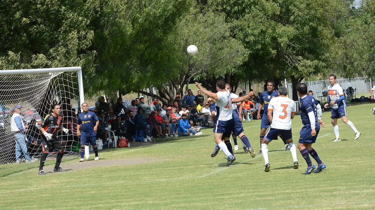En varios momentos se vieron espectaculares jugadas. 