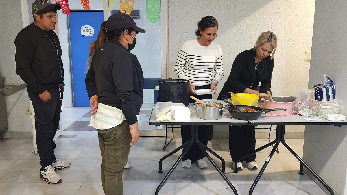 Donan alimentos a familiares de pacientes (2)