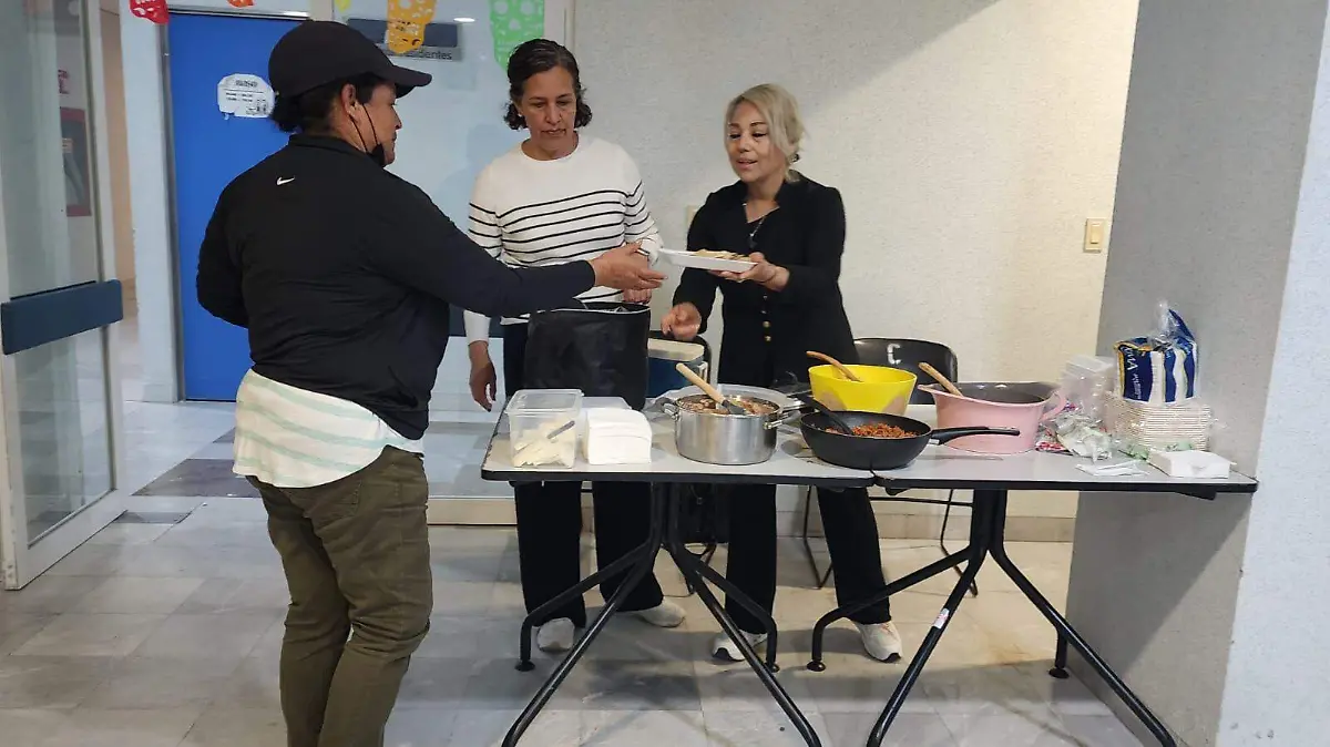 Donan alimentos a familiares de pacientes (3)