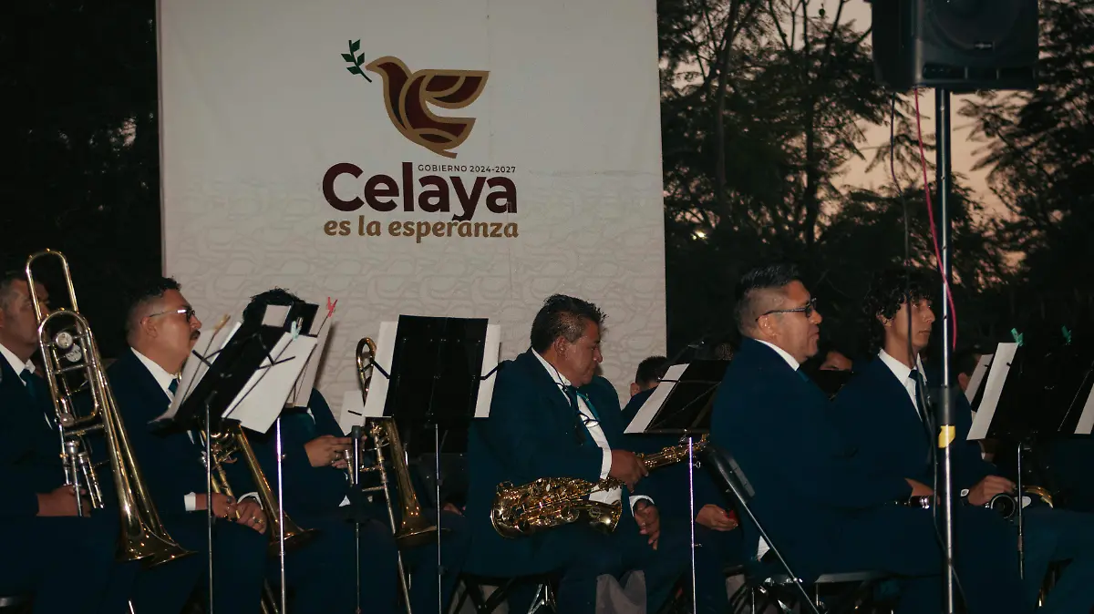 La Banda Municipal de Celaya deleitó al público con un popurrí de la época del cine de oro mexicano.