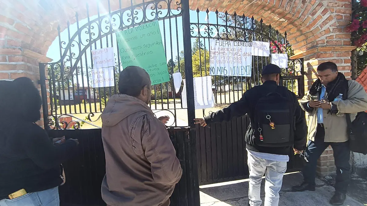 Padres de familia de la primaria Miguel Hidalgo, en Presa Allende, reabrieron la escuela tras alcanzar acuerdos con autoridades educativas.