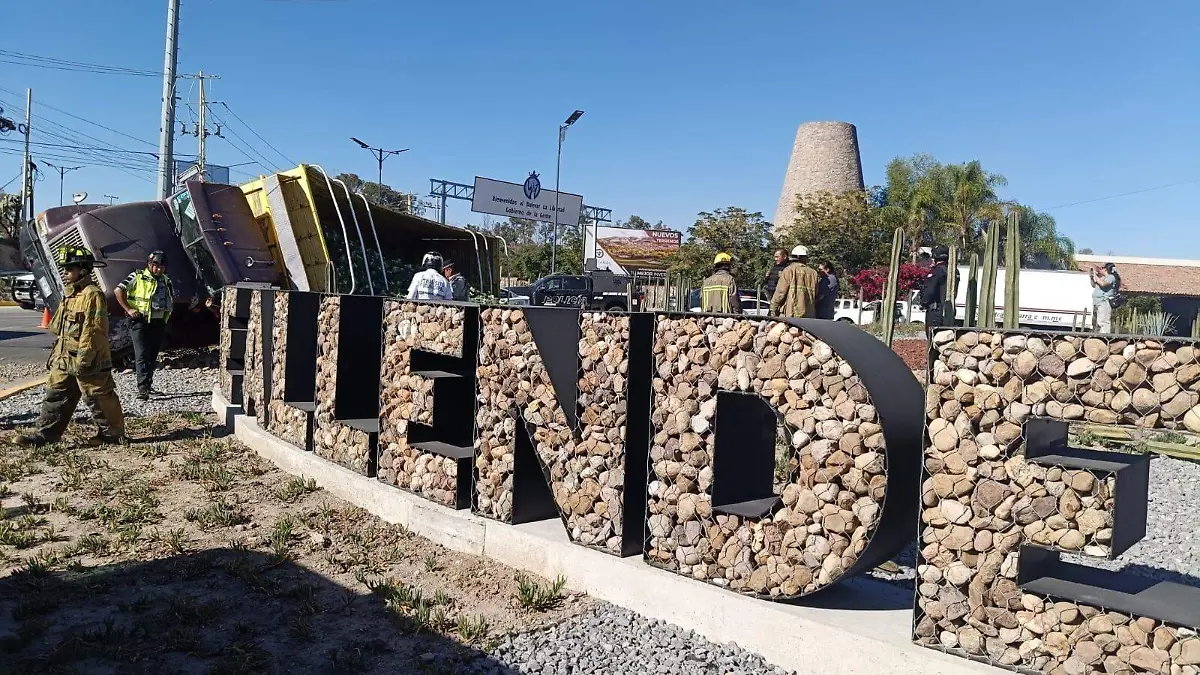 Elementos de emergencia, atendieron al conductor, quien afortunadamente resultó sin lesiones.