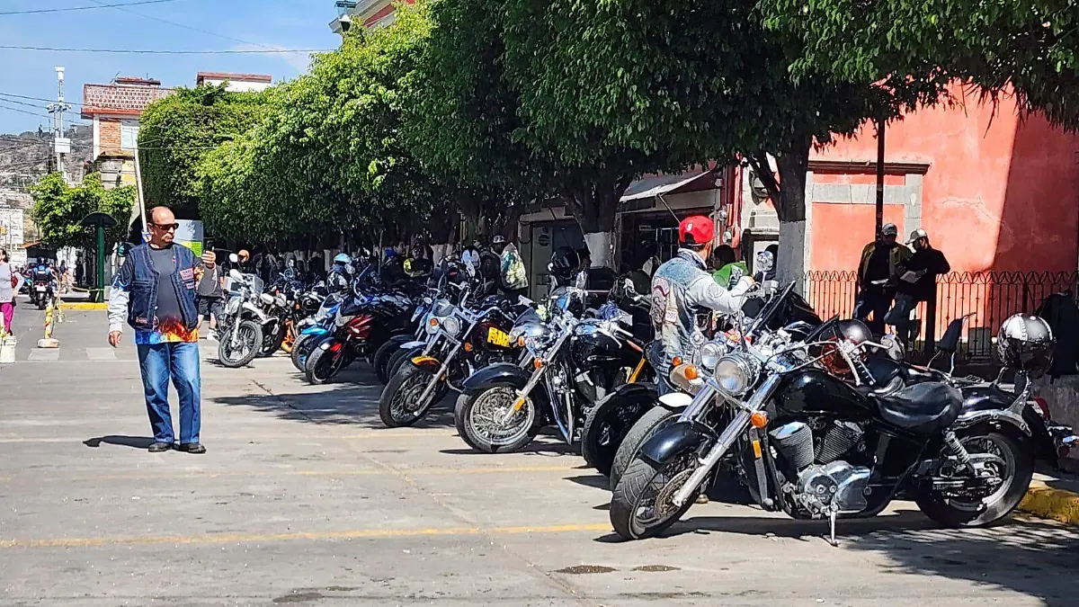 Cientos de motociclistas visitaron 
