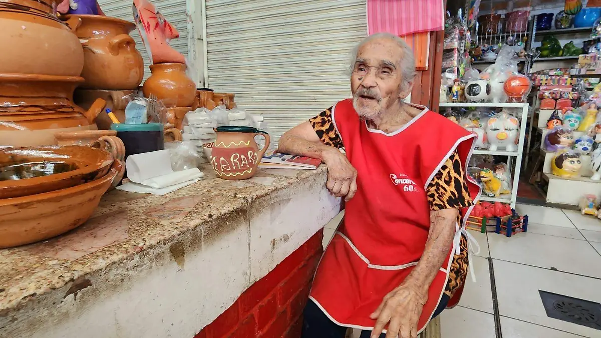 Doña Aurorita sigue trabajando